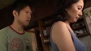 義理の息子と二人きりの家でホットな日本人熟女