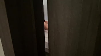 A mi hermanastra se le olvido cerrar la puerta y la vi masturbarse y cuando se dio cuenta que la estaba mirando me vio la verga parada y me la empezó a chupar